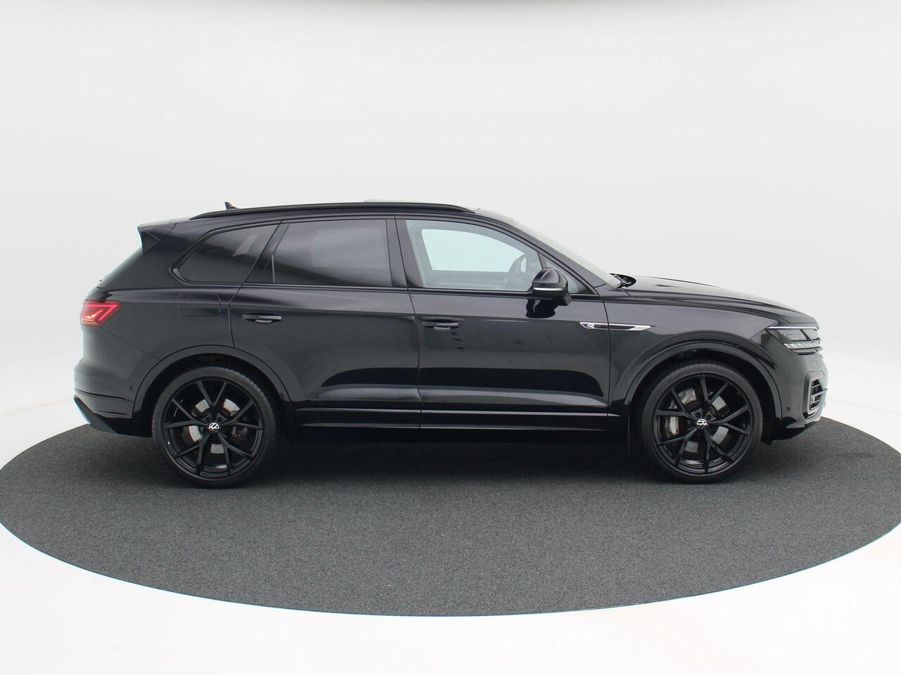 Volkswagen TOUAREG 3.0 TSi eHybrid 462 Pk Automaat 4Motion R-Line | Panoramadak | Adaptive Cruise | Black Style | Dynaudio | Trekhaak | Stoelverwarming | Stoelmassage | Carplay| Camera 360 | LED | 73.075 Km!!