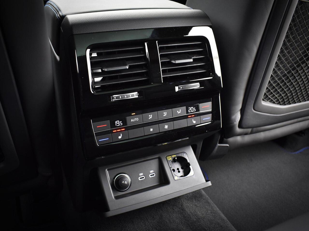 Volkswagen TOUAREG R Edition 3.0 eHybrid 462 PK 8 versn. DSG · Nachtzichtassistent · Comfort Pakket · Trekhaak inklapbaar, met elektrische ont grendeling, incl. aanhangwagenmanoeuvreerhulp 'Trailer Assist' · Zijruiten achter en achterruit getint, 82% lichtabsorberend en gel