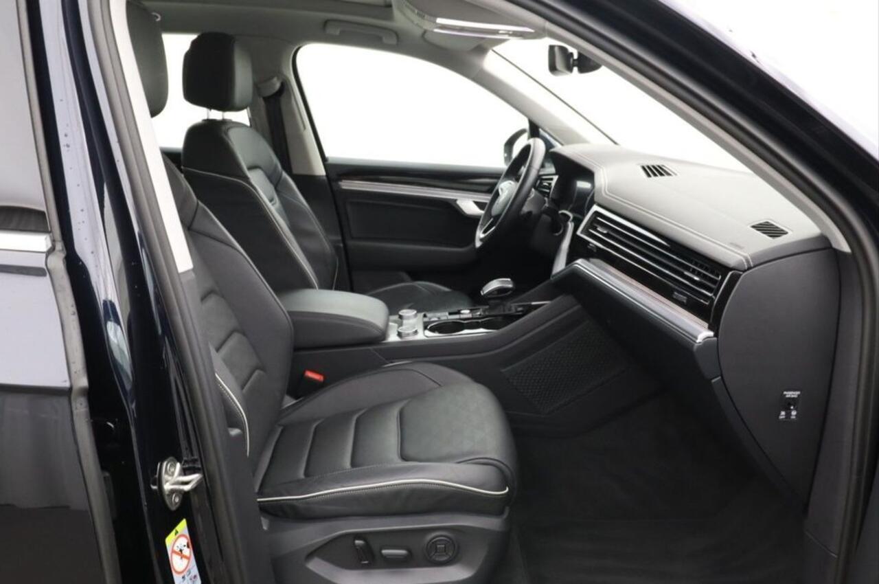 Volkswagen TOUAREG 3.0 TSi eHybrid 4MOTION ACC Panoramadak Luchtvering Comfortstoelen LED Matrix 19 Inch