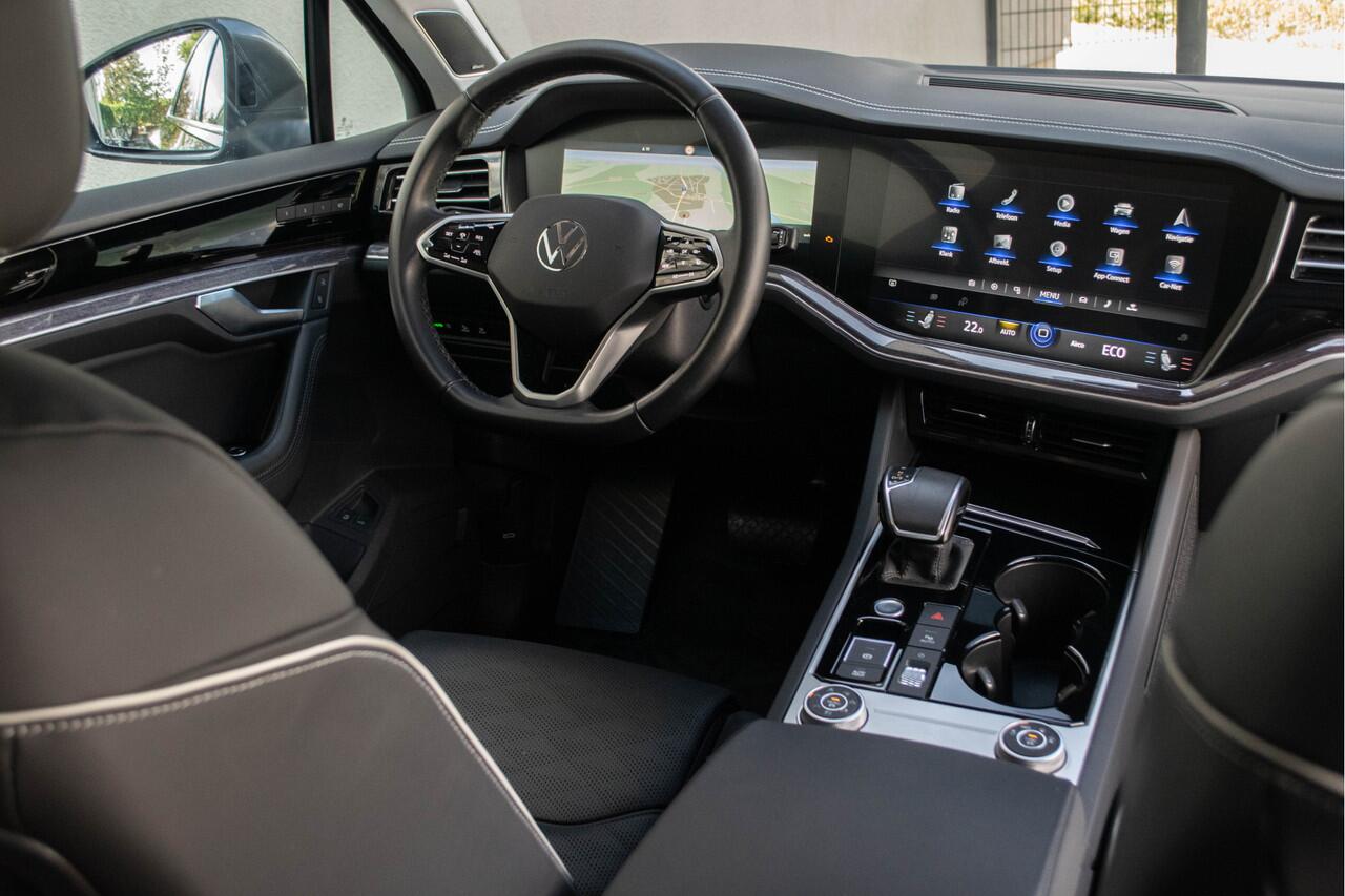 Volkswagen TOUAREG 3.0 TSI eHybrid 4MOTION / Luchtvering/ Standkachel/ Massagefunctie/ Panoramadak/ Trekhaak/ 280kW (381PK)