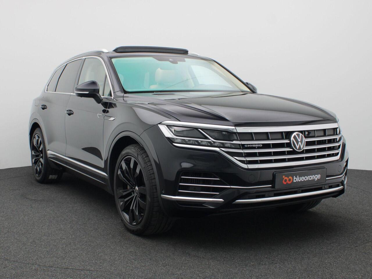 Volkswagen TOUAREG 3.0 TSi eHybrid Atmosphere 4MOTION 381PK DSG Luchtvering, head-up, memorystoelen, nachtzicht, keyless, Panorama Dak, 360gr. Camera, trekhaak, 21" lichtmetalen velgen