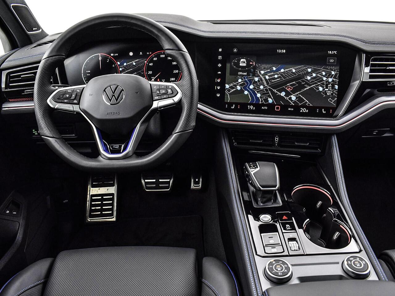 Volkswagen TOUAREG R Edition 3.0 eHybrid 462 PK 8 versn. DSG · Nachtzichtassistent · Comfort Pakket · Trekhaak inklapbaar, met elektrische ont grendeling, incl. aanhangwagenmanoeuvreerhulp 'Trailer Assist' · Zijruiten achter en achterruit getint, 82% lichtabsorberend en gel