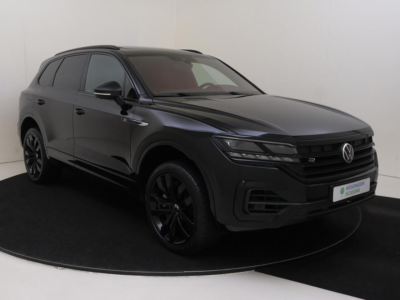 Volkswagen TOUAREG 3.0 TSi eHybrid 4MOTION R | Panoramadak | Luchtvering | Trekhaak | Nachtzichtassistent | 360 camera | Head-up display | Parkeerassistent |