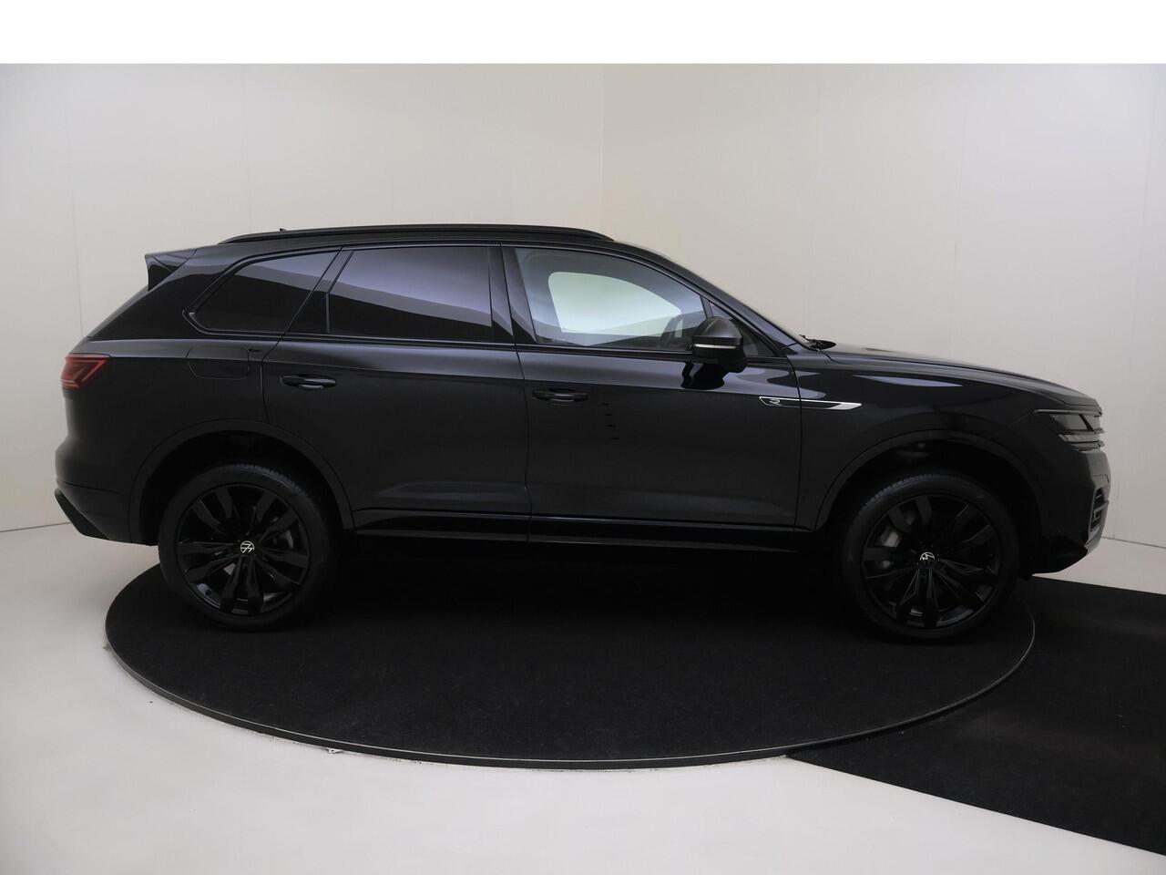 Volkswagen TOUAREG 3.0 TSi eHybrid 4MOTION R | Panoramadak | Luchtvering | Trekhaak | Nachtzichtassistent | 360 camera | Head-up display | Parkeerassistent |