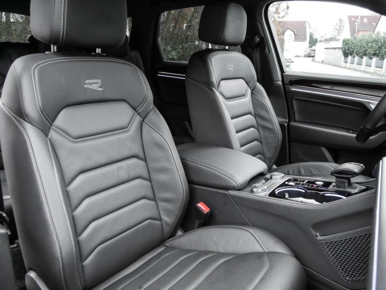 Volkswagen TOUAREG 3.0 TDI R-Line Grijs Kenteken ACC Luchtvering Trekhaak Comfortstoelen Head-Up Display