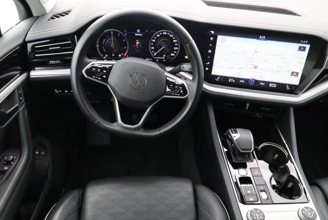 Volkswagen TOUAREG 3.0 TSi eHybrid 4MOTION ACC Panoramadak Luchtvering Comfortstoelen LED Matrix 19 Inch