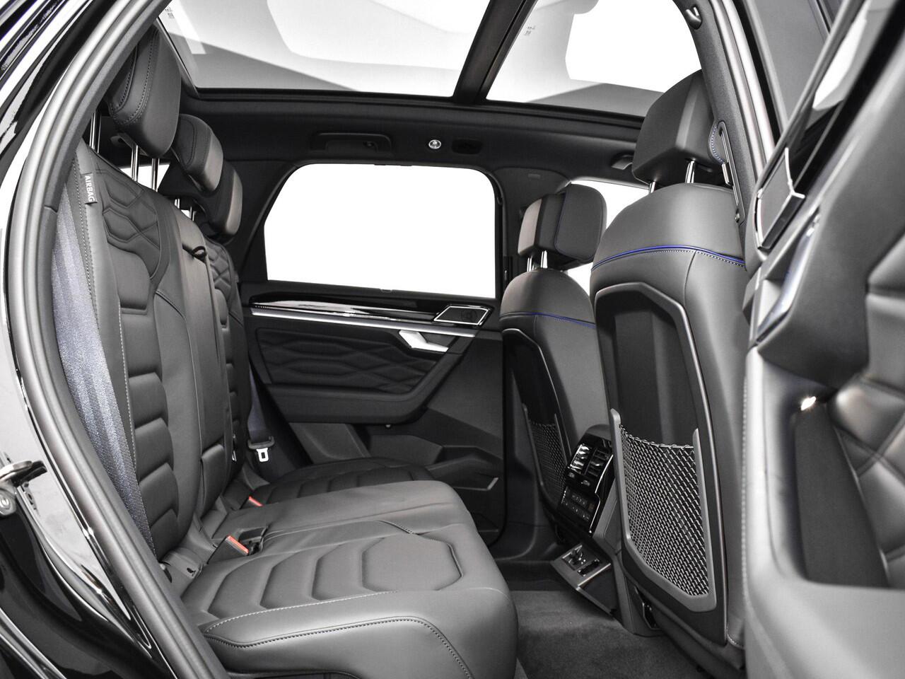 Volkswagen TOUAREG R Edition 3.0 eHybrid 462 PK 8 versn. DSG · Nachtzichtassistent · Comfort Pakket · Trekhaak inklapbaar, met elektrische ont grendeling, incl. aanhangwagenmanoeuvreerhulp 'Trailer Assist' · Zijruiten achter en achterruit getint, 82% lichtabsorberend en gel