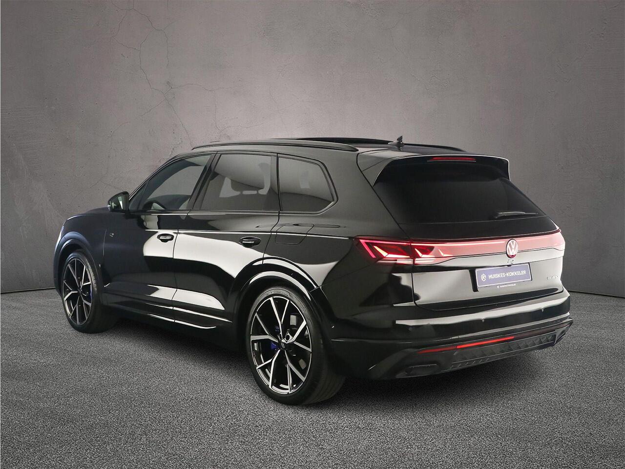 Volkswagen TOUAREG R Edition 3.0 TSI eHybrid 462pk Tiptronic Panoramadak, Luchtvering, Lederen bekleding, 360 camera, Elektrische achterklep, LED matrix koplampen