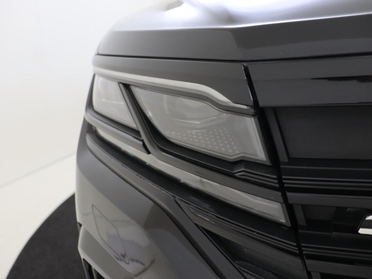 Volkswagen TOUAREG 3.0 TSi eHybrid 4MOTION R | Panoramadak | Luchtvering | Trekhaak | Nachtzichtassistent | 360 camera | Head-up display | Parkeerassistent |