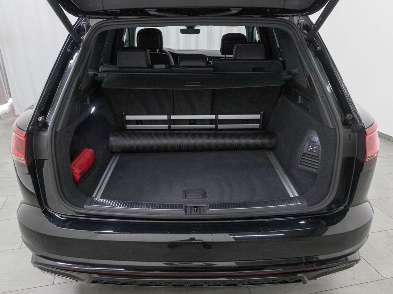 Volkswagen TOUAREG 3.0 TSI R-Line ACC Luchtvering Trekhaak Comfortstoelen Massage Nachtzicht 20 Inch Head-Up