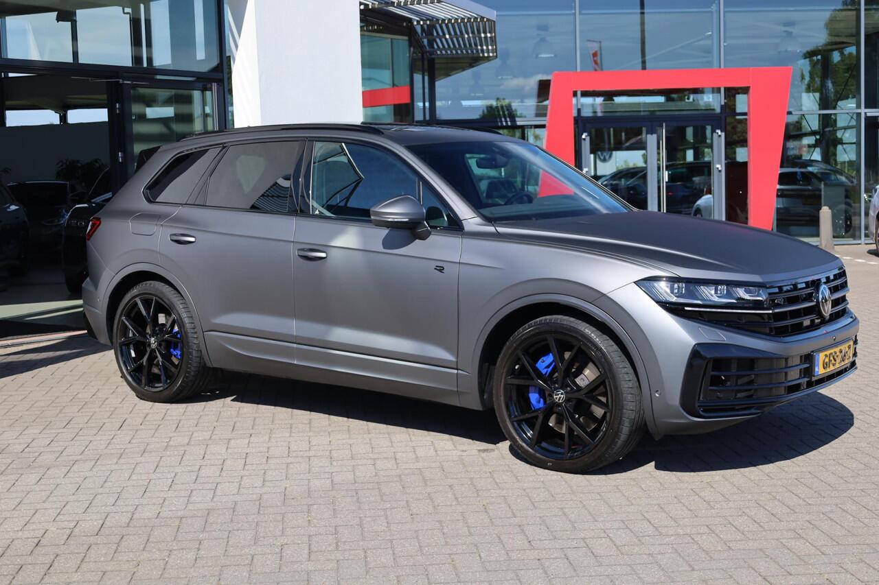Volkswagen TOUAREG 3.0 TSi eHybrid 4MOTION R 340KW/462PK DSG, 60 mnd / 100.000km garantie, area view, Harman Kardon, head up, puglia leder, panoramadak, trekhaak, 22" LMV zwart, ergo lederen stoelen met elektrische verstelling en geheugen, r-line in en exterieur, camera voo