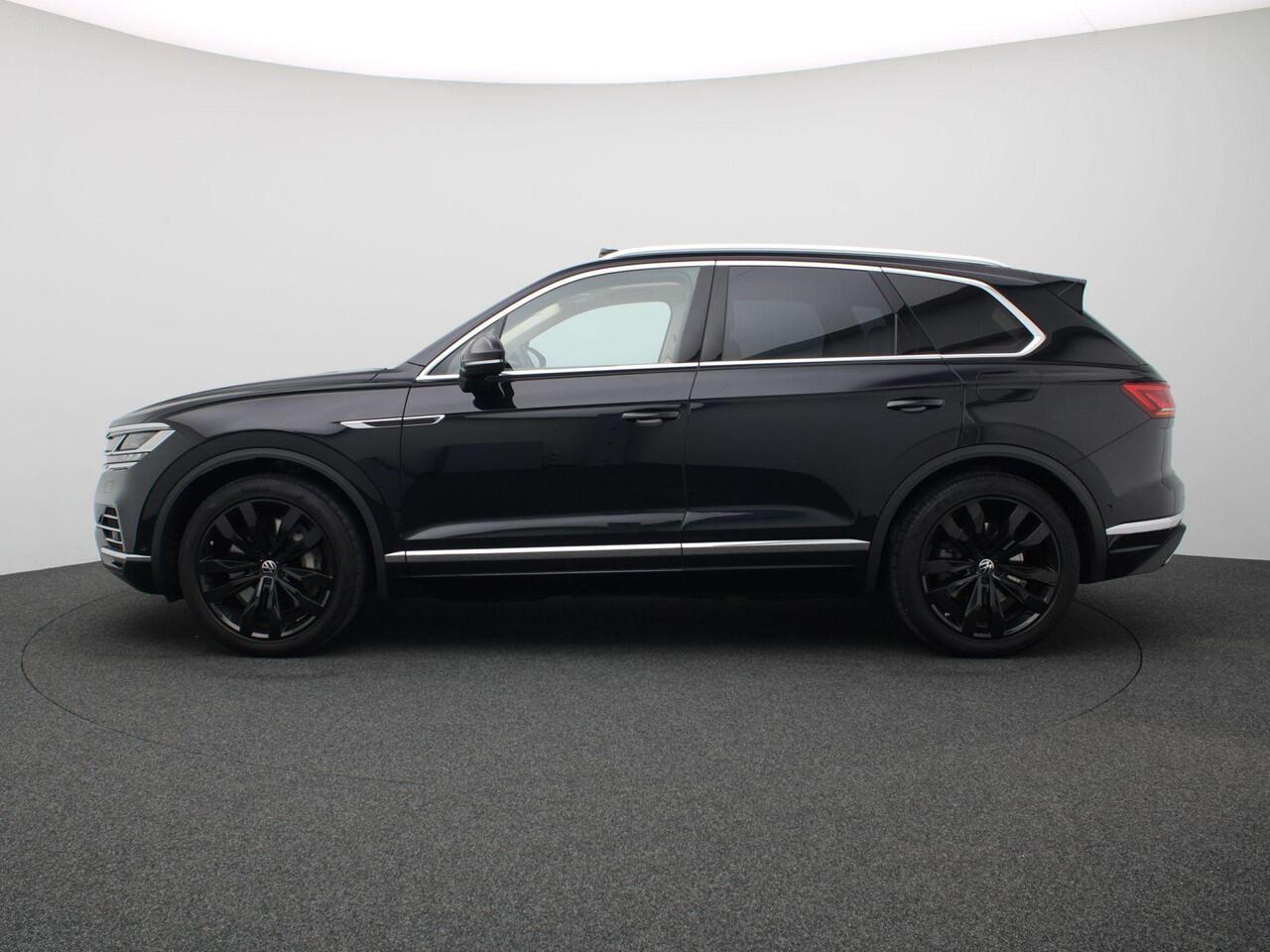 Volkswagen TOUAREG 3.0 TSi eHybrid Atmosphere 4MOTION 381PK DSG Luchtvering, head-up, memorystoelen, nachtzicht, keyless, Panorama Dak, 360gr. Camera, trekhaak, 21" lichtmetalen velgen