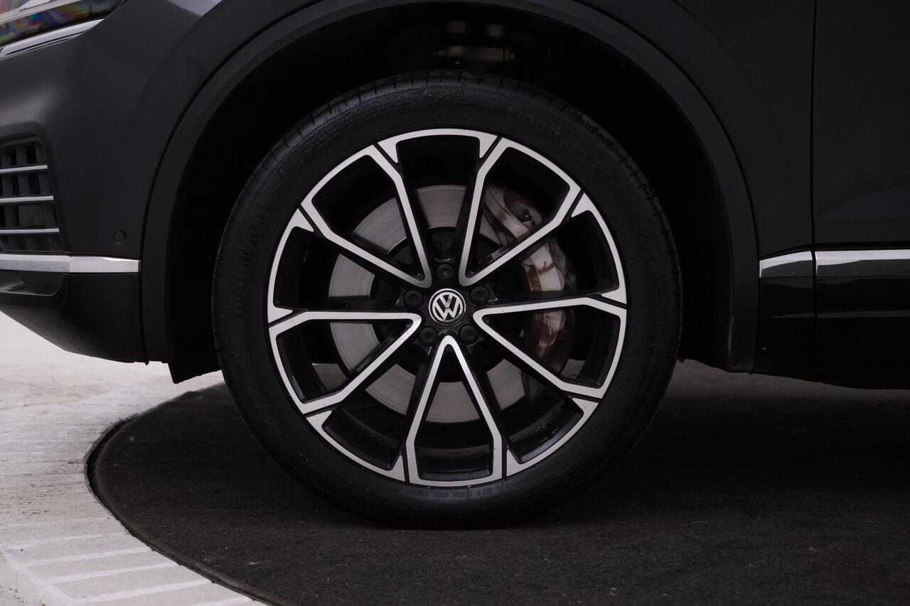 Volkswagen TOUAREG EHYBRID 3.0 TSi 4MOTION Panorama, Luchtvering, Climate, Volleder.