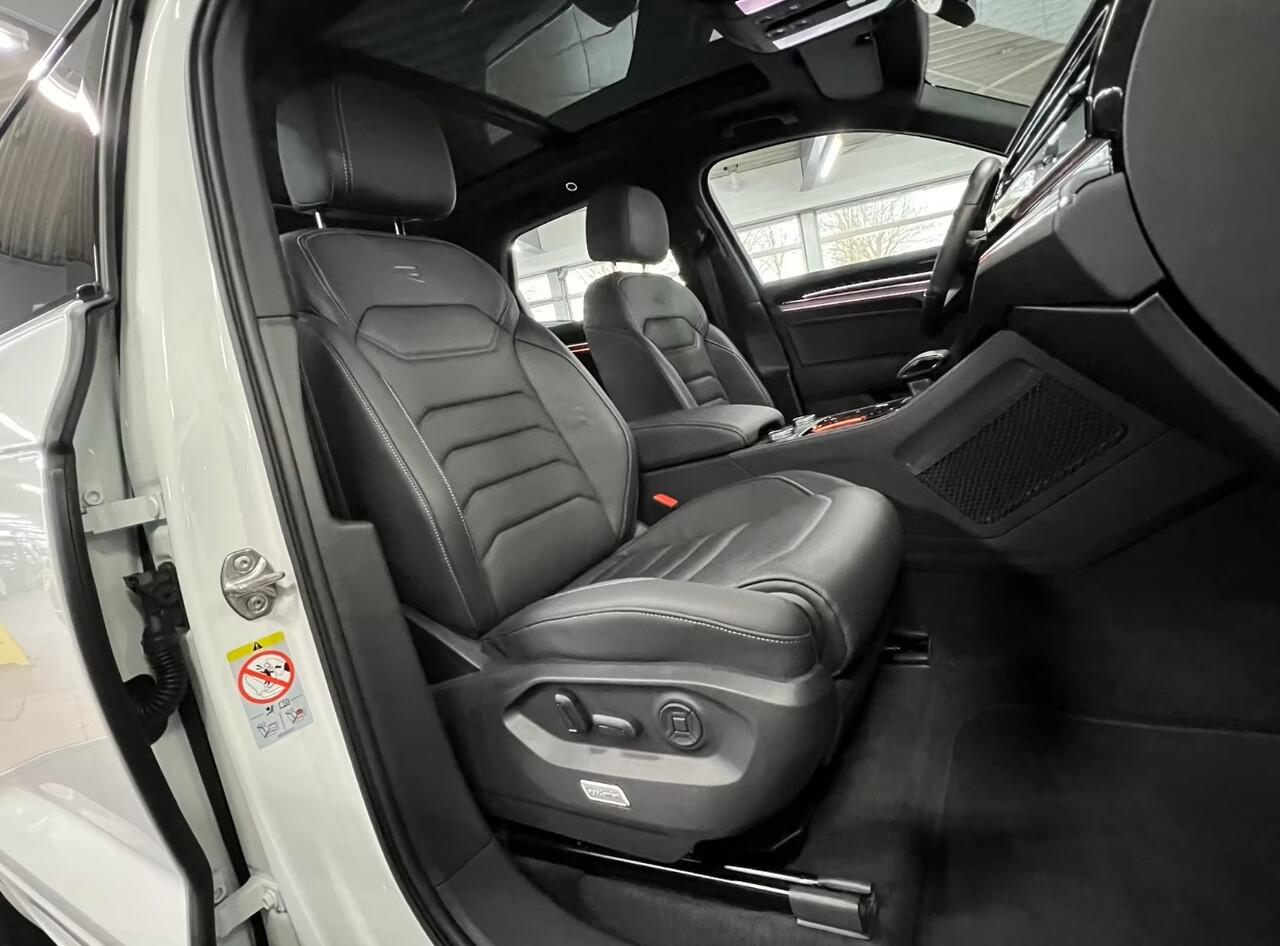 Volkswagen TOUAREG 3.0 TSi eHybrid 4MOTION R Grijs Kenteken ACC LUCHTVERING TREKHAAK COMFORTSTOELEN HEAD-UP DISPLAY Panoramadak