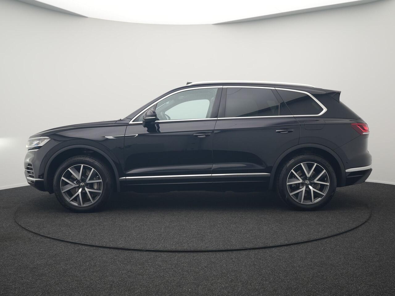 Volkswagen TOUAREG 3.0 TSi eHybrid 4MOTION Plug In Hybrid 381pk Dealer O.H PHEV | Trekhaak Af Fabriek | Lederen Sportstoelen Massage & Memory | Panodak | Adaptive Cruise | Stoelventilatie | Stoelen & Stuur Verwarmd | Blis | Keyless | Apple Carplay | Navigatie | DAB