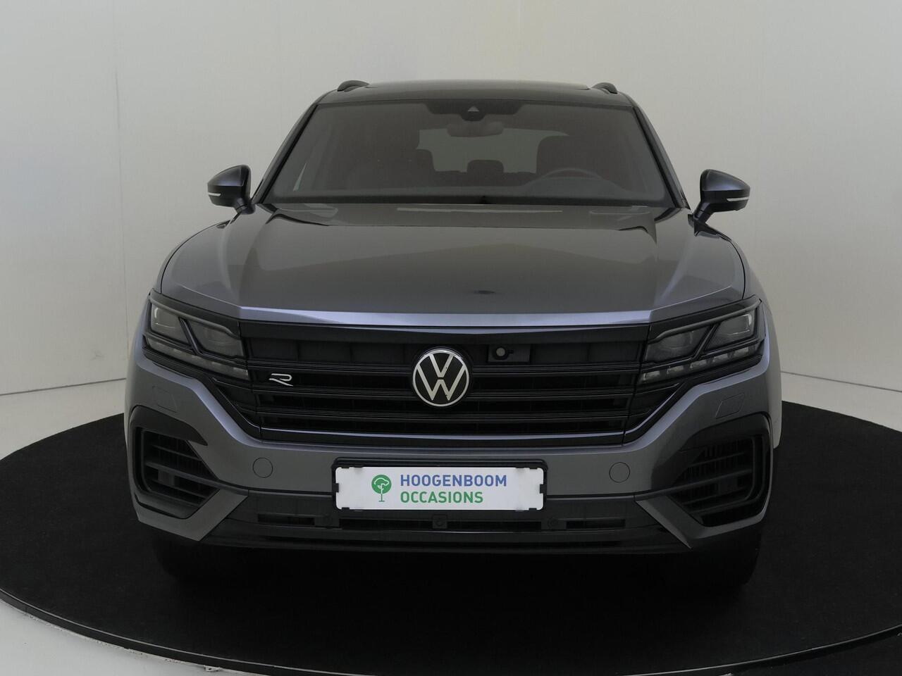Volkswagen TOUAREG 3.0 TSi eHybrid 4MOTION R | Panoramadak | Luchtvering | Trekhaak | Black style | Head-up display | 360 camera | Parkeerasisstent | Nachtzichtassistent |
