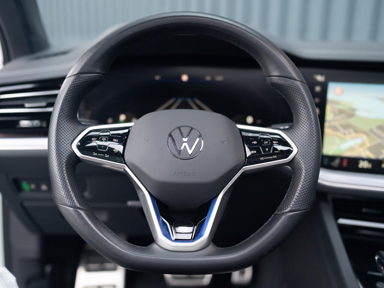 Volkswagen TOUAREG 3.0 TSi 4MOTION R | Luchtvering | Panodak | Trekhaak | Stoelkoeling | 360 Camera | Black Style | Prijs Rijklaar!!