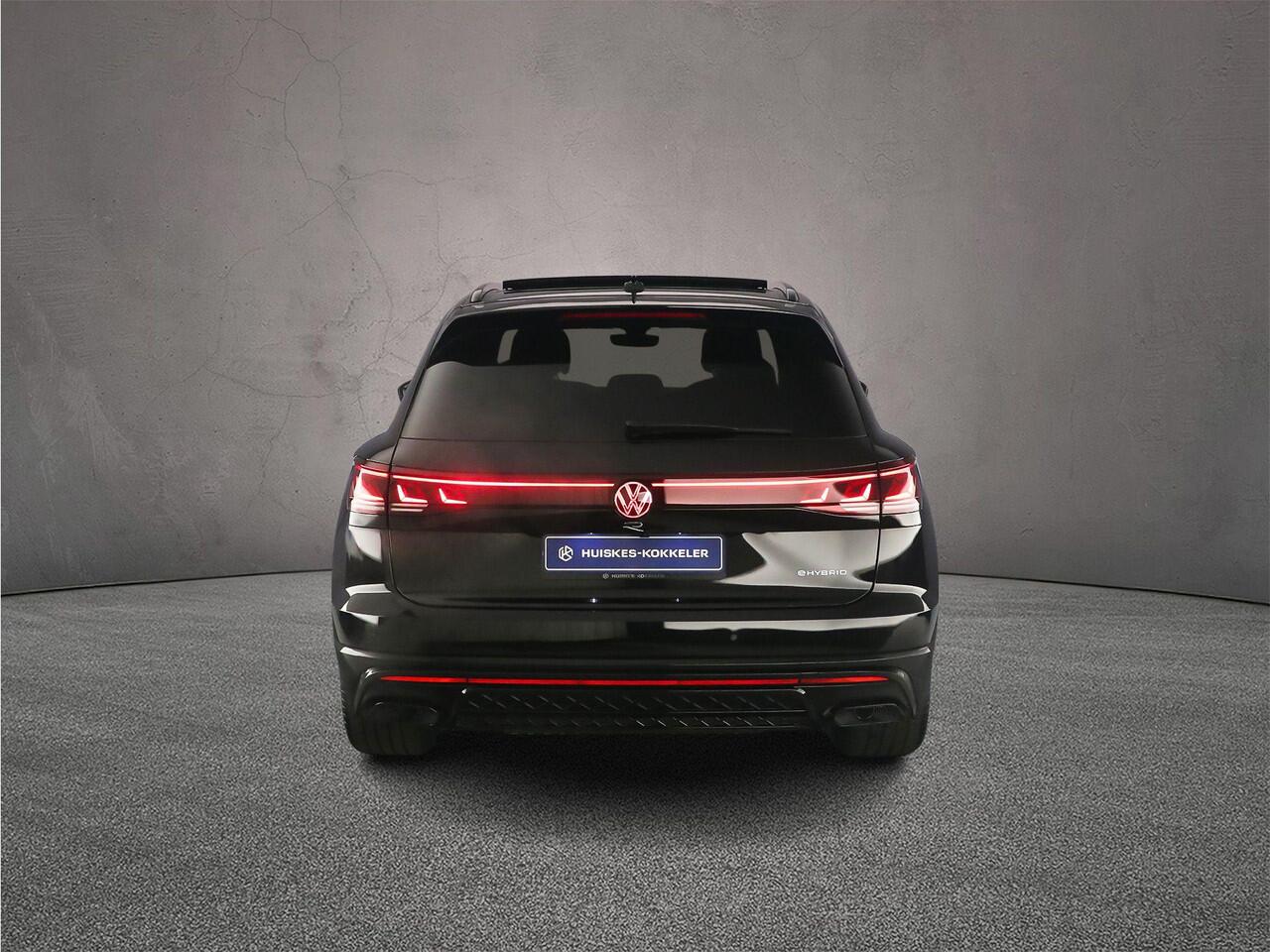 Volkswagen TOUAREG R Edition 3.0 TSI eHybrid 462pk Tiptronic Panoramadak, Luchtvering, Lederen bekleding, 360 camera, Elektrische achterklep, LED matrix koplampen