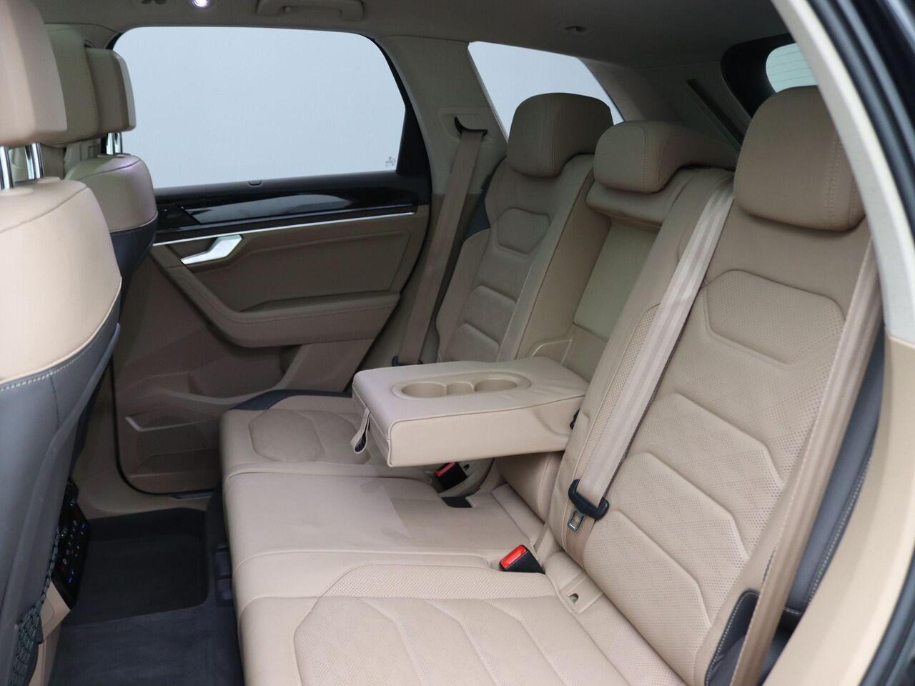 Volkswagen TOUAREG 3.0 TSi eHybrid Atmosphere 4MOTION 381PK DSG Luchtvering, head-up, memorystoelen, nachtzicht, keyless, Panorama Dak, 360gr. Camera, trekhaak, 21" lichtmetalen velgen