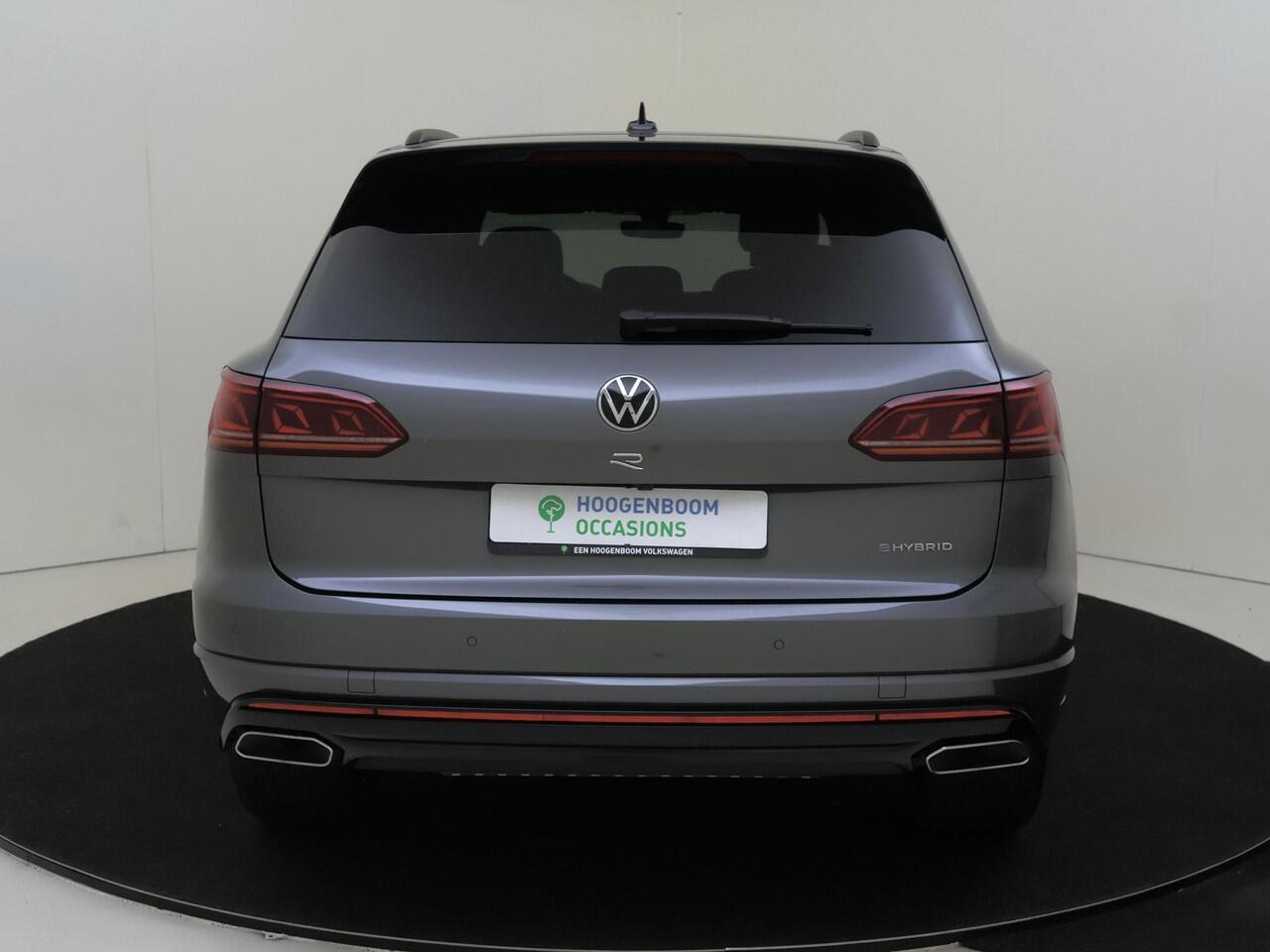 Volkswagen TOUAREG 3.0 TSi eHybrid 4MOTION R | Panoramadak | Luchtvering | Trekhaak | Black style | Head-up display | 360 camera | Parkeerasisstent | Nachtzichtassistent |