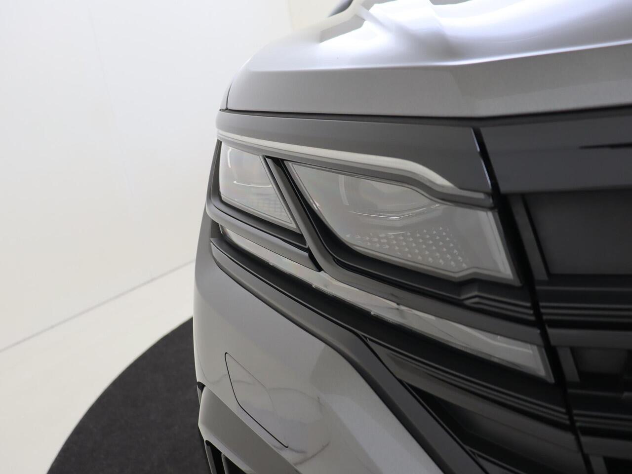 Volkswagen TOUAREG 3.0 TSi eHybrid 4MOTION R | Panoramadak | Luchtvering | Trekhaak | Black style | Head-up display | 360 camera | Parkeerasisstent | Nachtzichtassistent |