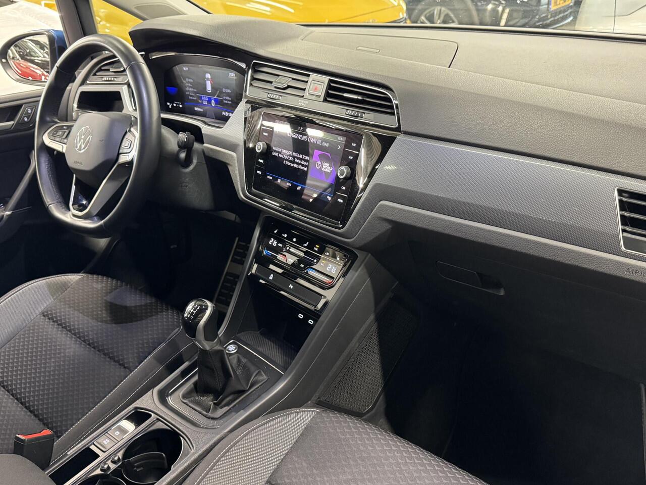 Volkswagen TOURAN 1.5 TSI Active 7 Persoons | ¤ 1.000 INRUILPREMIE | Climate Control | Virtual Cockpit | Cruise Control | Navigatie | Apple Carplay/Android Auto | Stoelverwarming | Dodehoek detectie | ( Vestiging - Vianen Tel: 0347-371248 )