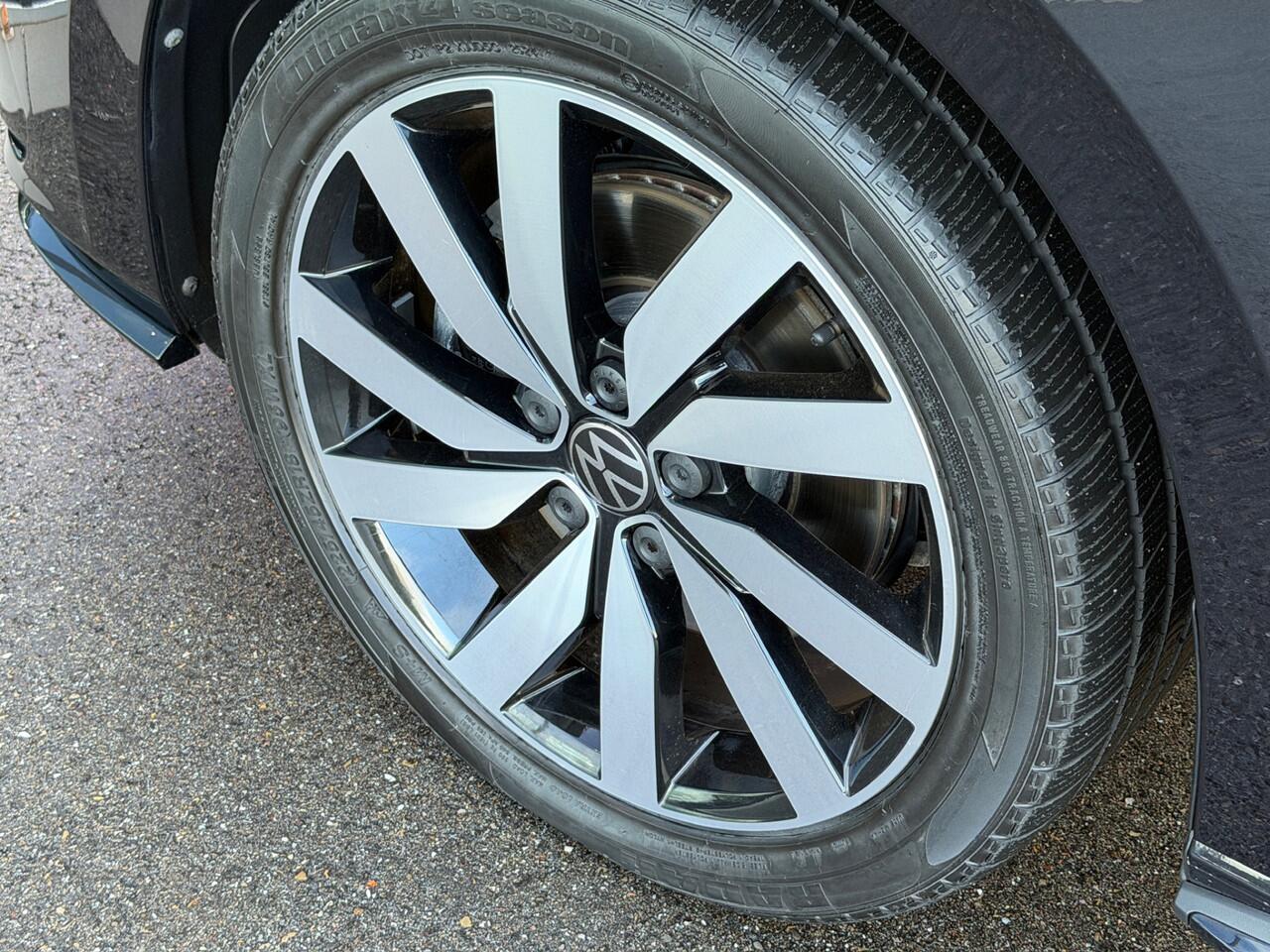 Volkswagen TOURAN 1.5 TSI 150pk DSG R-line Highline | Led | Trekhaak | Dode hoek | Camera | Keyless | Rijklaar incl. garantie