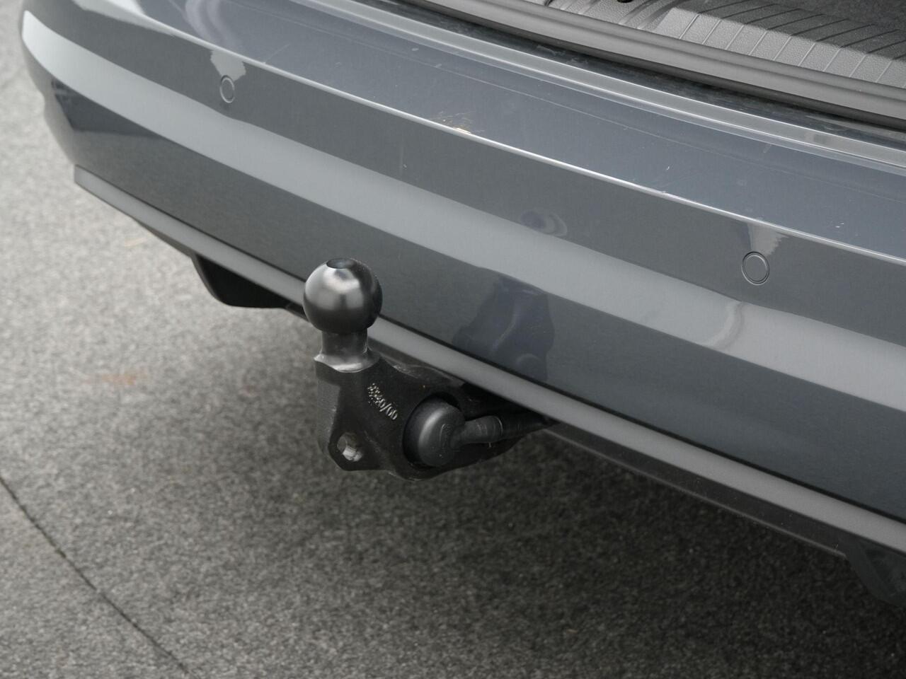 Volkswagen TOURAN 7 pers. 1.5 TSI 150 pk DSG Highline | 7-persoons | Panoramadak | Trekhaak | Stoelverwarming | Sportonderstel | Side Assist | Black Style