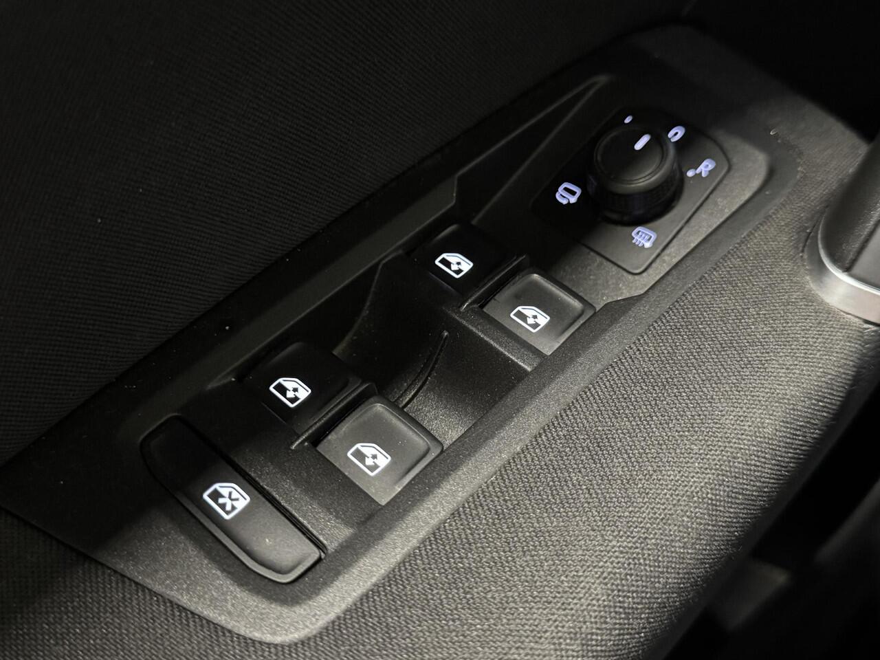 Volkswagen TOURAN 1.5 TSI Active 7 Persoons | ¤ 1.000 INRUILPREMIE | Climate Control | Virtual Cockpit | Cruise Control | Navigatie | Apple Carplay/Android Auto | Stoelverwarming | Dodehoek detectie | ( Vestiging - Vianen Tel: 0347-371248 )