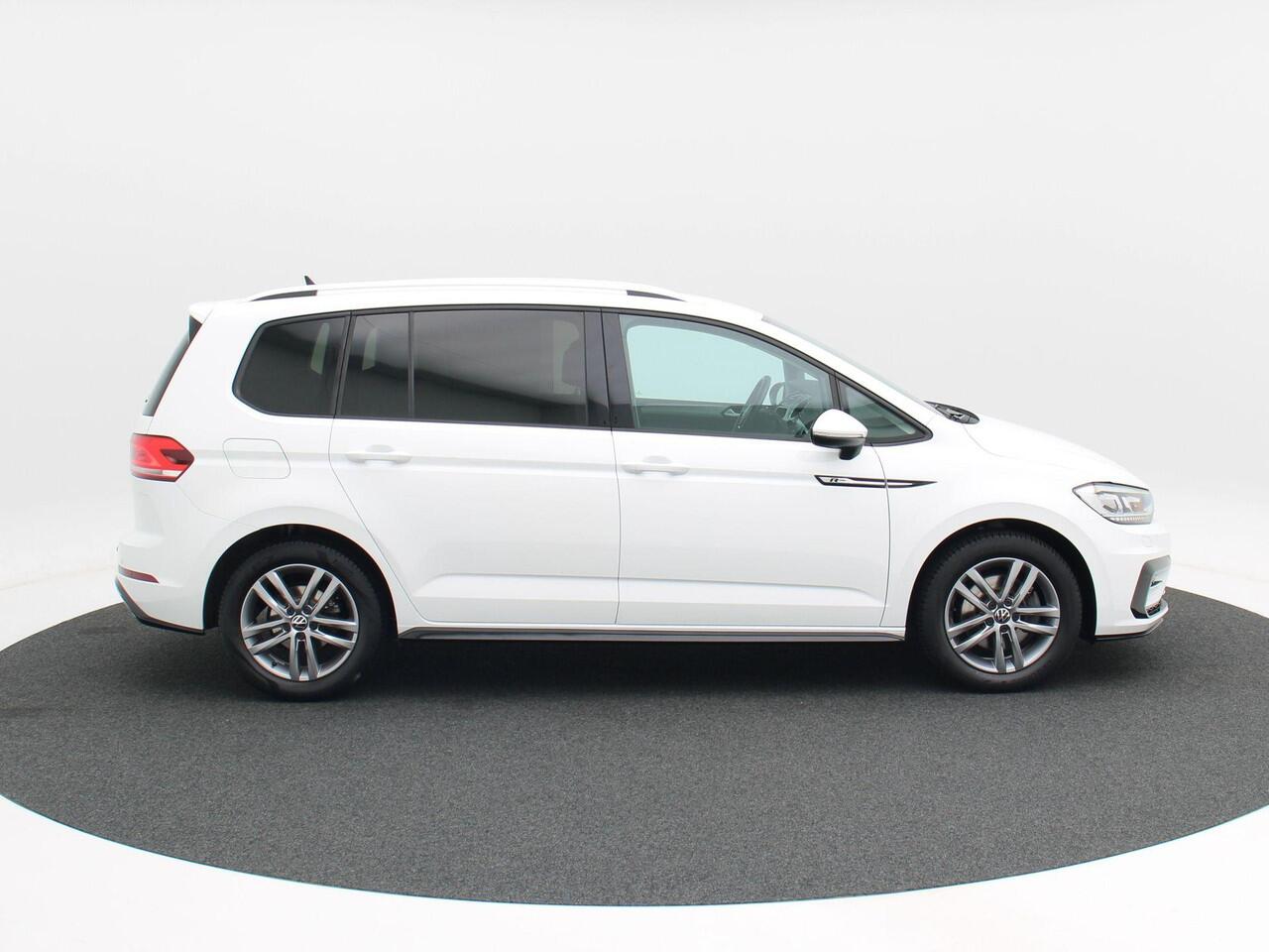 Volkswagen TOURAN 1.5 TSi 150 Pk Automaat R-Line 7-Pers | Trekhaak | Adaptive Cruise | Camera | Carplay | Climate Control | Stoel Verwarming | Parkeersensoren | LED | 17 Inch