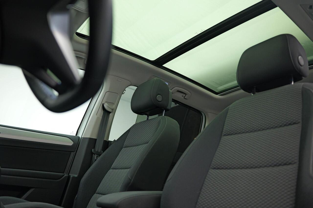 Volkswagen TOURAN 1.5 TSI Business 7p |Pano|Virtual|Keyless|Dodehoek|ACC|Camera|