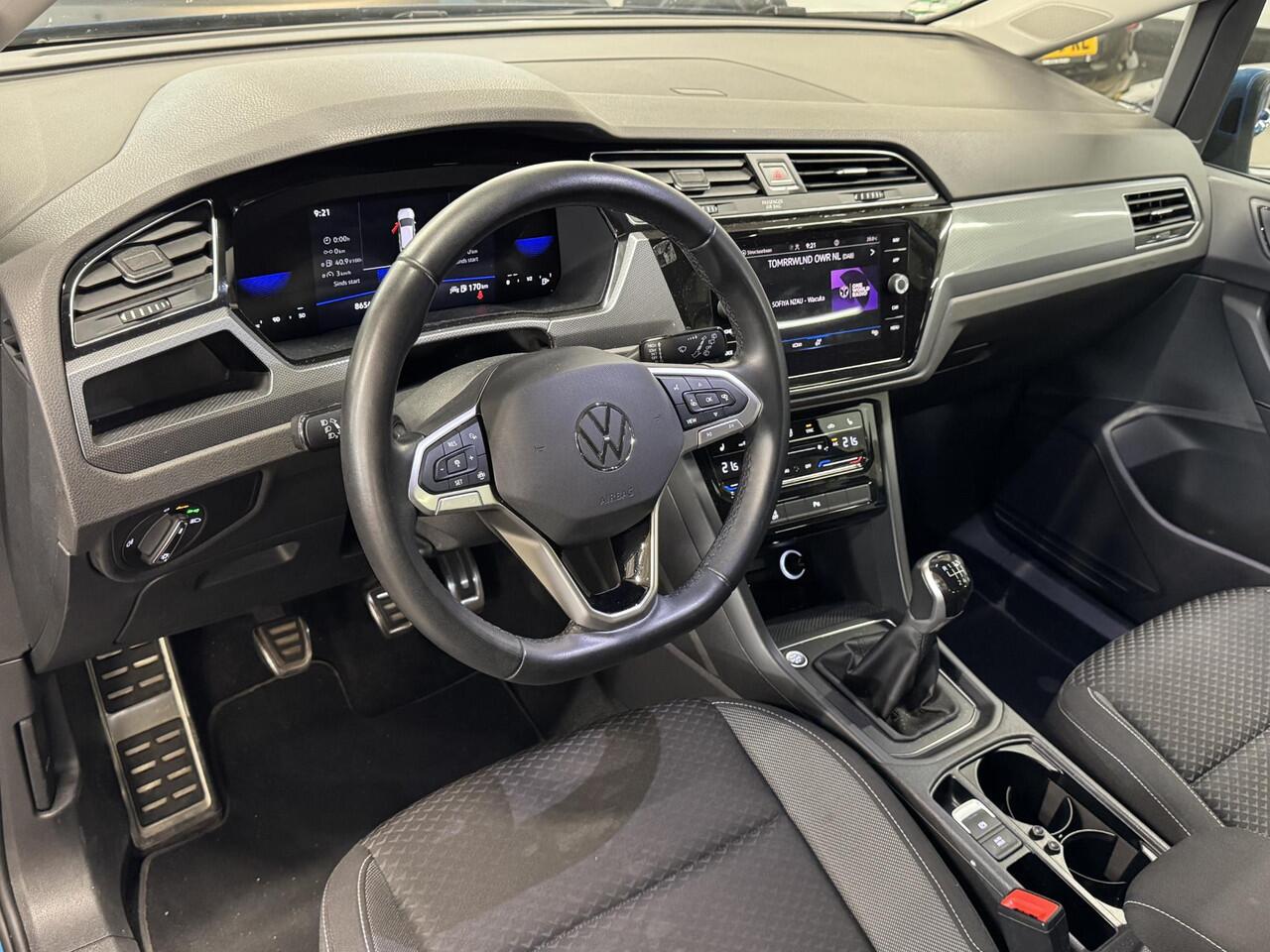 Volkswagen TOURAN 1.5 TSI Active 7 Persoons | ¤ 1.000 INRUILPREMIE | Climate Control | Virtual Cockpit | Cruise Control | Navigatie | Apple Carplay/Android Auto | Stoelverwarming | Dodehoek detectie | ( Vestiging - Vianen Tel: 0347-371248 )