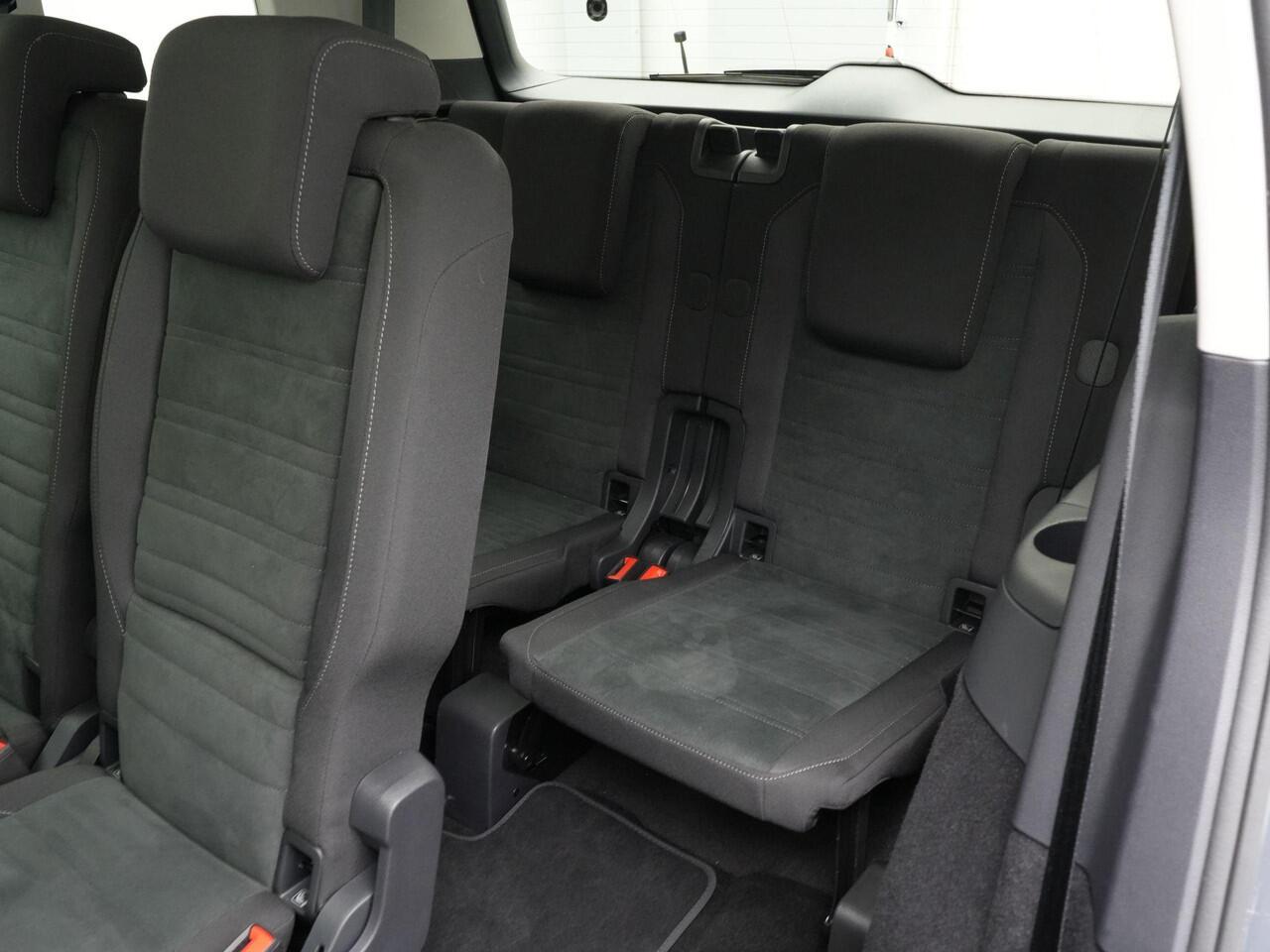 Volkswagen TOURAN 7 pers. 1.5 TSI 150 pk DSG Highline | 7-persoons | Panoramadak | Trekhaak | Stoelverwarming | Sportonderstel | Side Assist | Black Style