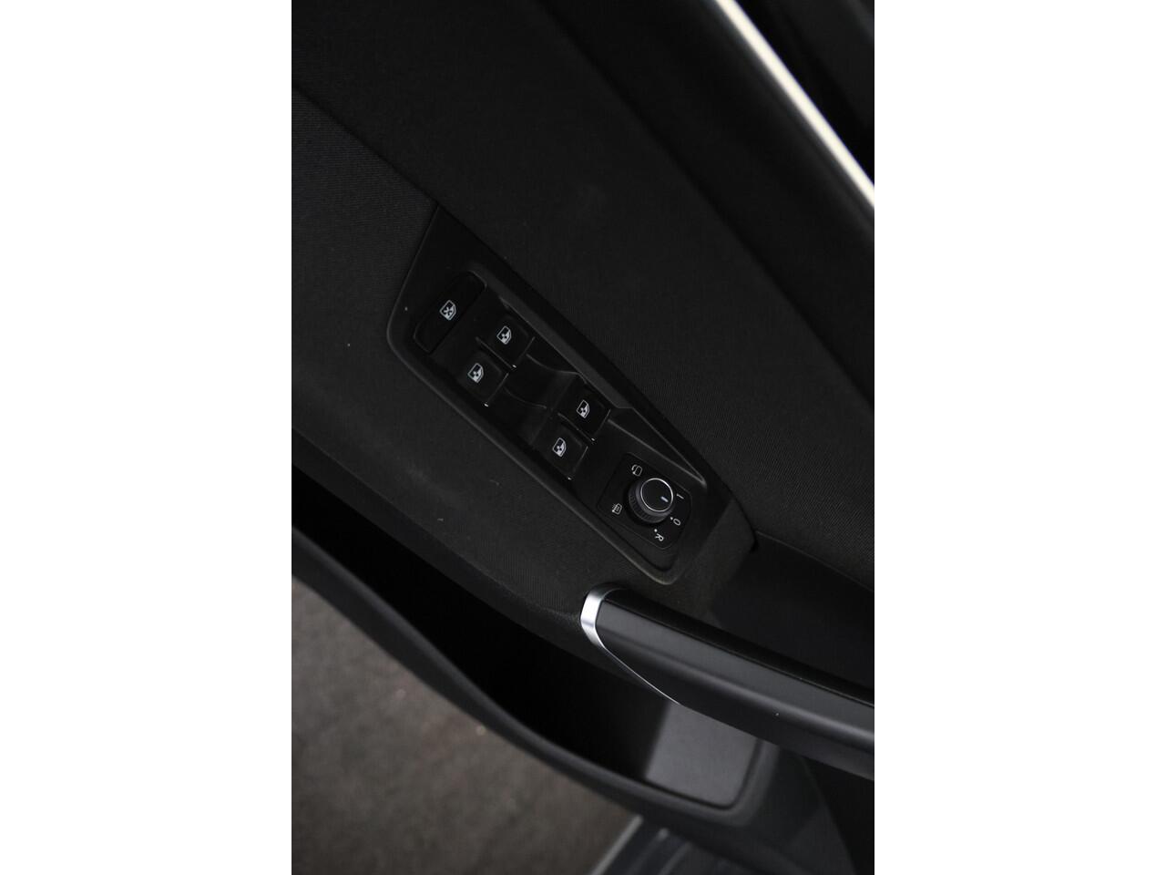 Volkswagen TOURAN 2.0 TDI SCR Highline 7p 7 persoons, apple carplay, navigatie,