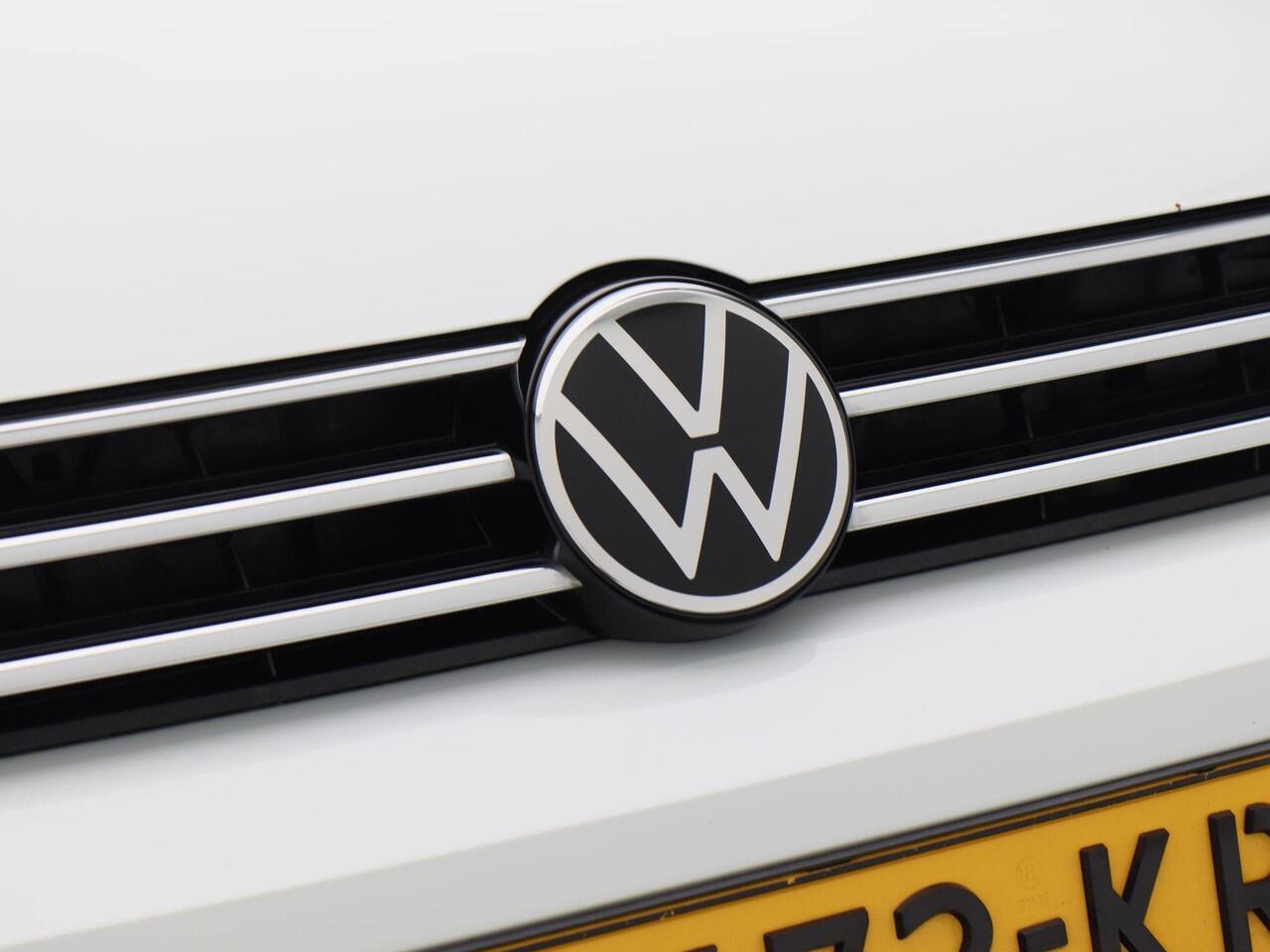 Volkswagen TOURAN 1.5 TSi 150 Pk Automaat R-Line 7-Pers | Trekhaak | Adaptive Cruise | Camera | Carplay | Climate Control | Stoel Verwarming | Parkeersensoren | LED | 17 Inch