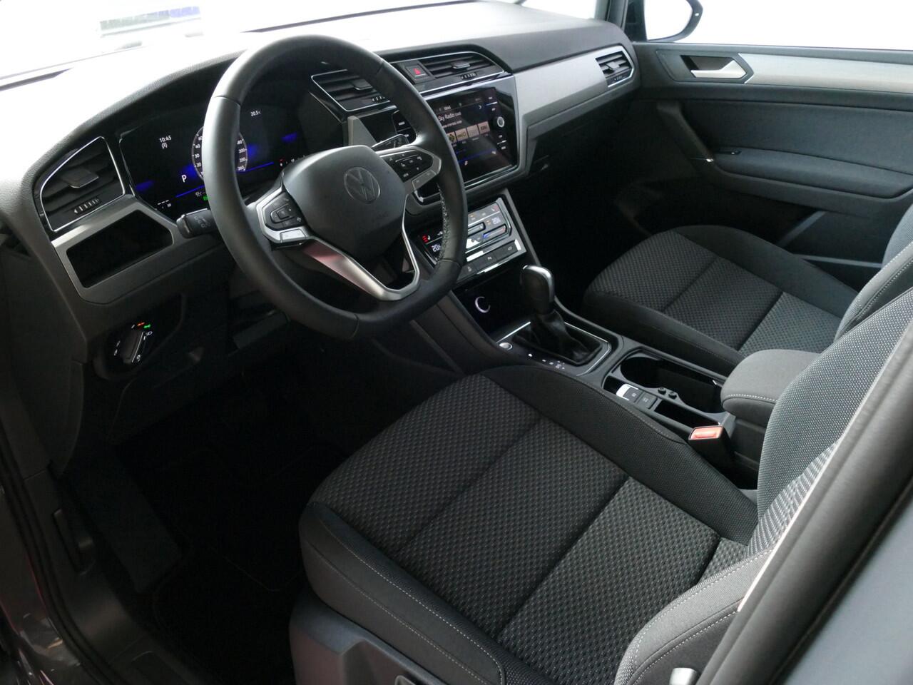 Volkswagen TOURAN 1.5 TSI 150PK 7P CARPLAY NAVI CAMERA LED ELEK.KLEP VIR.COCKPIT DODE.HOEK DET. STOELVERW KEYLESS 7P 7PERS 11/2024 "Volkswagen rijden begint bij Topautos.nl - 75 topmodellen direct op voorraad!"