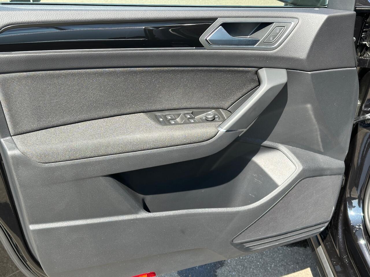 Volkswagen TOURAN 1.5 TSI 150pk DSG R-line Highline | Led | Trekhaak | Dode hoek | Camera | Keyless | Rijklaar incl. garantie