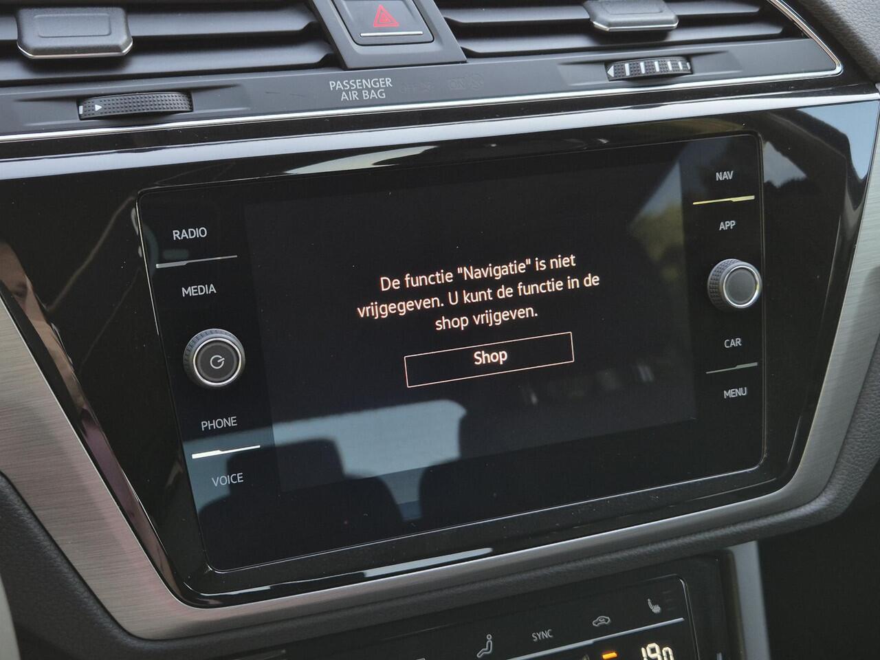 Volkswagen TOURAN 1.5 TSI Comfort Business 7 Persoons! Automaat / Keyless Entry / Adaptieve Cruise Control / Apple Carplay & Android Auto / Stoelverwarming / Achteruitrijcamera / Elektrische Achterklep / Climate control / Lichtmetalen Velgen / Parkeersensoren Voor + Achter