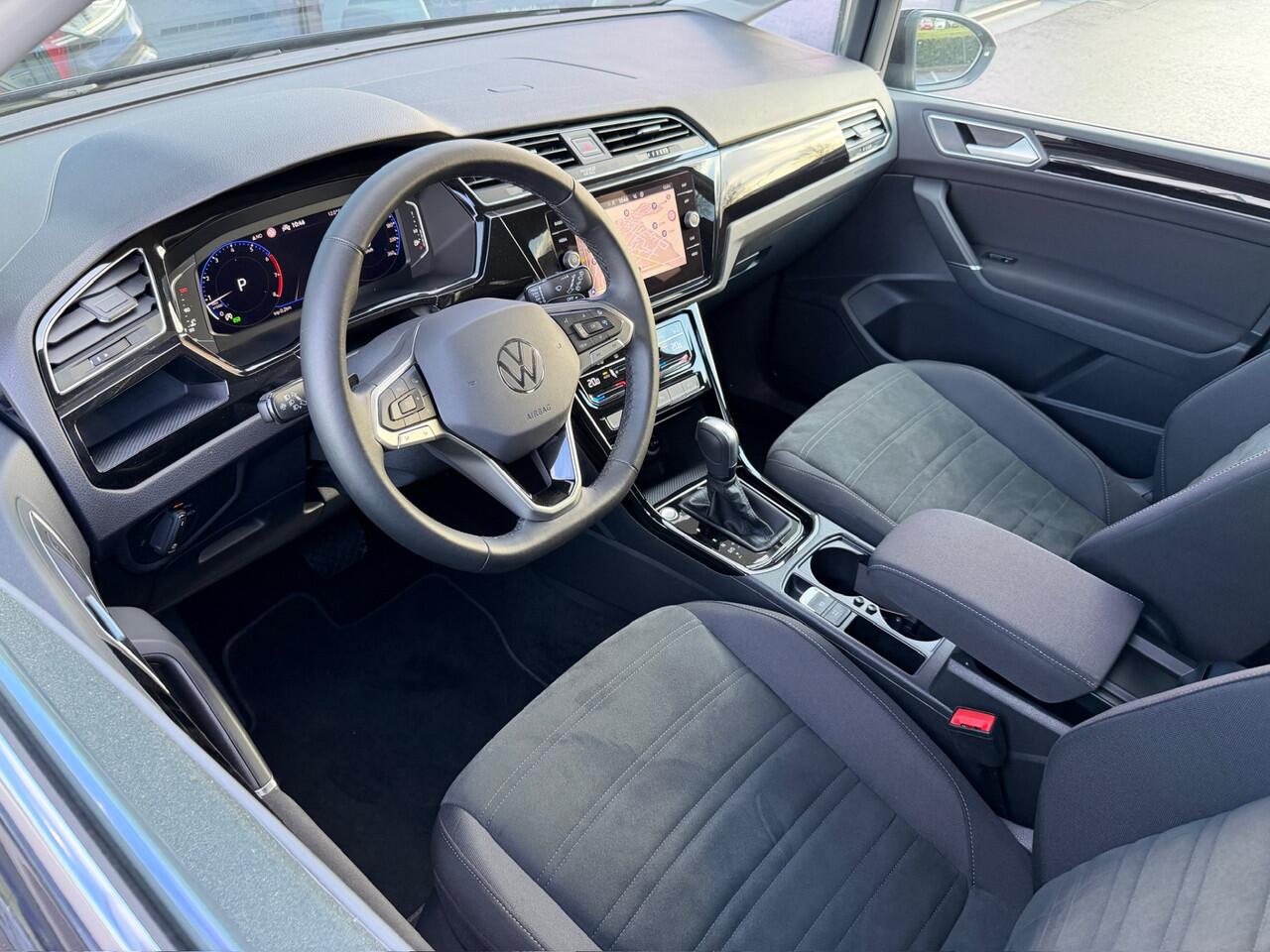 Volkswagen TOURAN 1.5 TSI 150pk DSG R-line Highline | Led | Trekhaak | Dode hoek | Camera | Keyless | Rijklaar incl. garantie