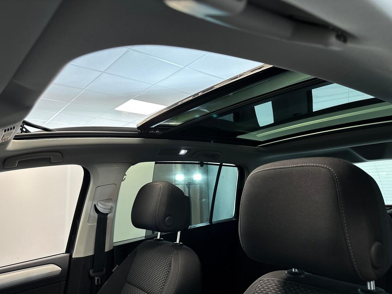 Volkswagen TOURAN 1.5 TSI 150pk Highline 7p / Panoramaschuif-kanteldak / 17inch / Voorstoelen verwarmbaar / App-Connect /Achteruitrijcamera