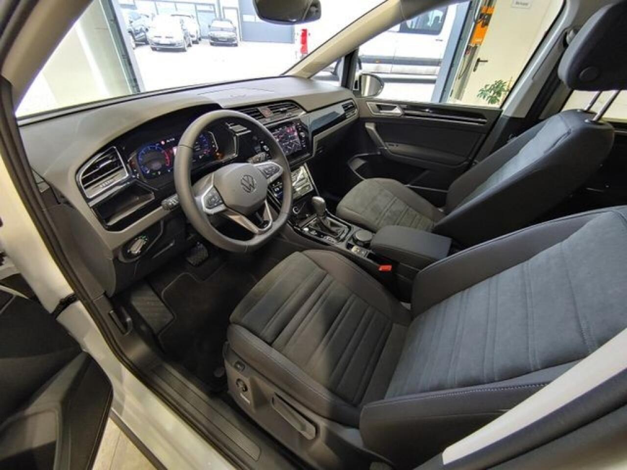 Volkswagen TOURAN 1.5 TSI DSG R-LINE CAMERA/NAVI/ACC/STOELVERW/PDC