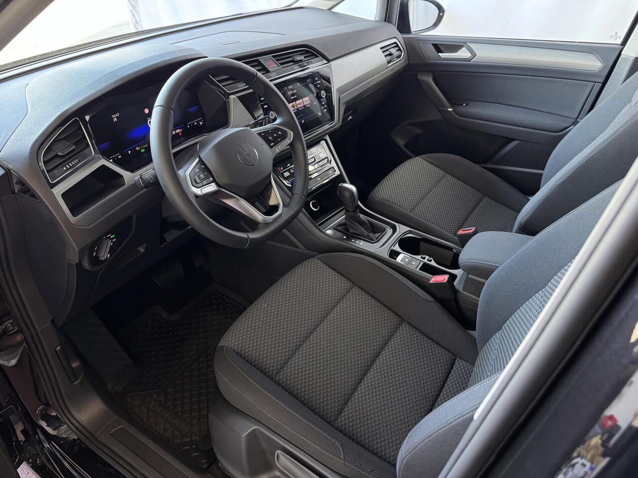 Volkswagen TOURAN 1.5 TSI 150PK 7P CARPLAY NAVI CAMERA LED ELEK.KLEP VIR.COCKPIT DODE.HOEK DET. STOELVERW KEYLESS 7P 7PERS 10/2024 ?Top Auto's Wijchen , 30 Jaar Specialist in Volkswagen : Alle Type's : R-Line Edition / Style / First Edition / Highline / Life , Zowel PHEV 