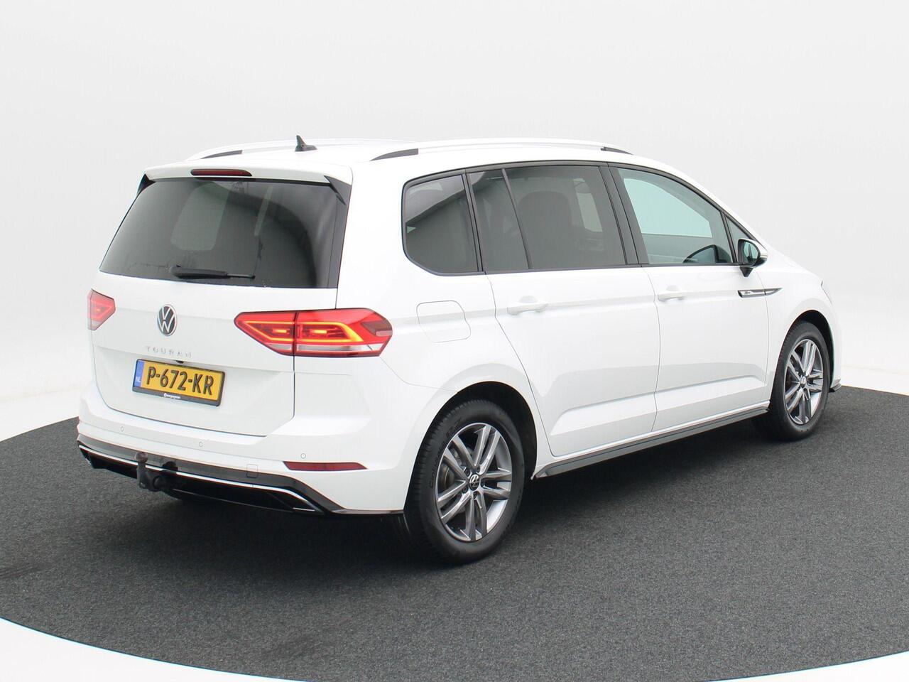 Volkswagen TOURAN 1.5 TSi 150 Pk Automaat R-Line 7-Pers | Trekhaak | Adaptive Cruise | Camera | Carplay | Climate Control | Stoel Verwarming | Parkeersensoren | LED | 17 Inch