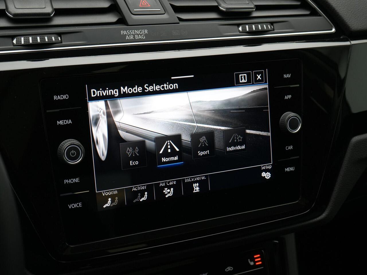 Volkswagen TOURAN 7 pers. 1.5 TSI 150 pk DSG Highline | 7-persoons | Panoramadak | Trekhaak | Stoelverwarming | Sportonderstel | Side Assist | Black Style