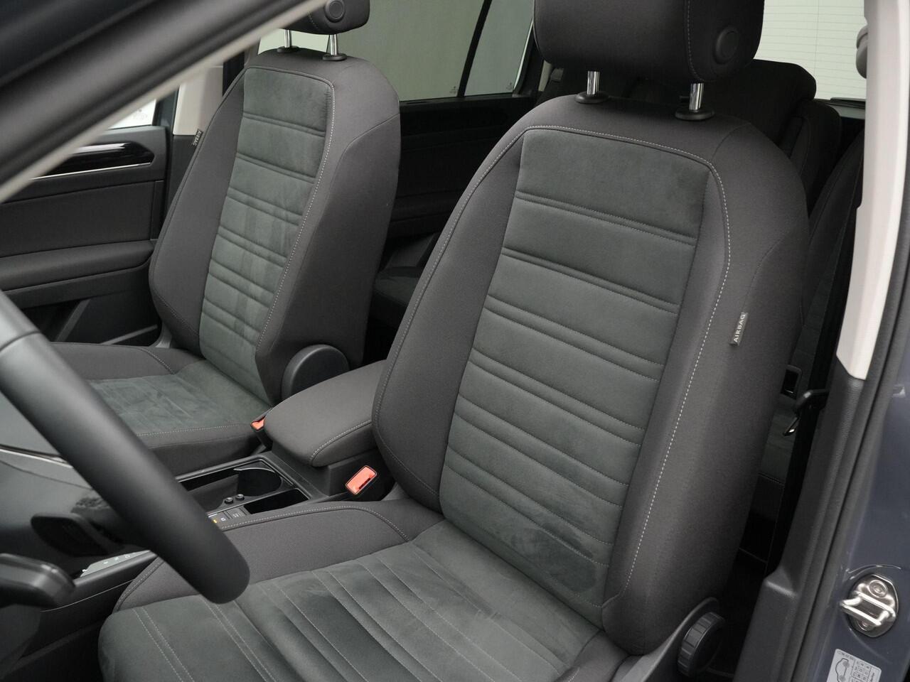 Volkswagen TOURAN 7 pers. 1.5 TSI 150 pk DSG Highline | 7-persoons | Panoramadak | Trekhaak | Stoelverwarming | Sportonderstel | Side Assist | Black Style