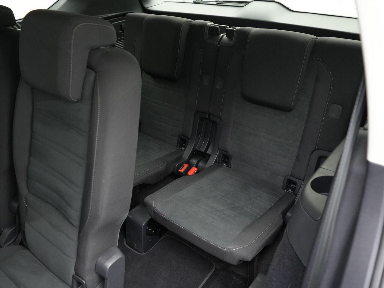 Volkswagen TOURAN 7-zits 1.5 TSI Highline Business R / R-Line | Stoel- /achterbankverwarming | Adaptive Cruise | Sportonderstel | Achteruitrijcamera | 17 inch