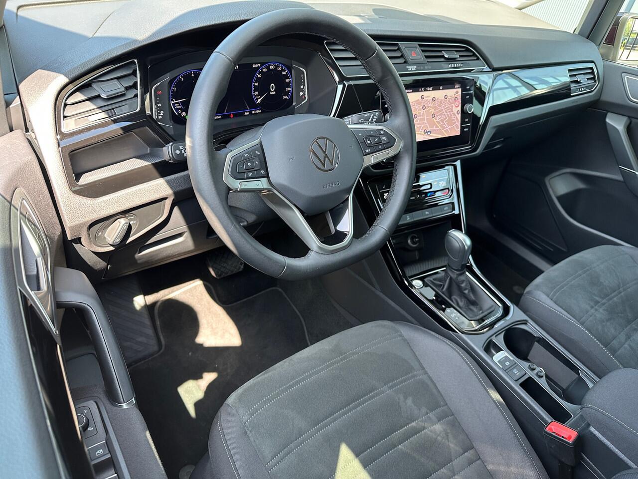 Volkswagen TOURAN 1.5 TSI 150pk DSG R-line Highline | Led | Trekhaak | Dode hoek | Camera | Keyless | Rijklaar incl. garantie