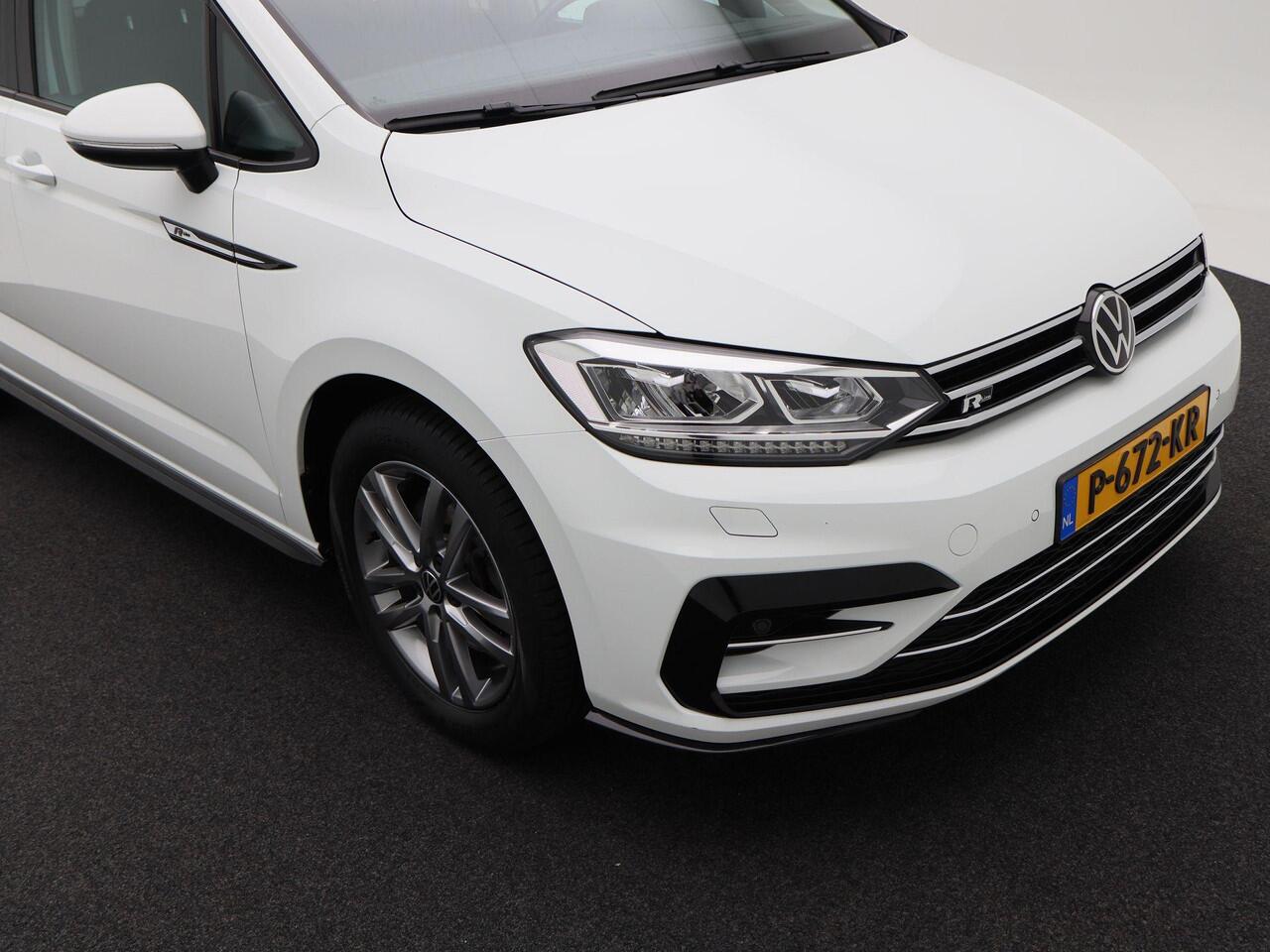 Volkswagen TOURAN 1.5 TSi 150 Pk Automaat R-Line 7-Pers | Trekhaak | Adaptive Cruise | Camera | Carplay | Climate Control | Stoel Verwarming | Parkeersensoren | LED | 17 Inch