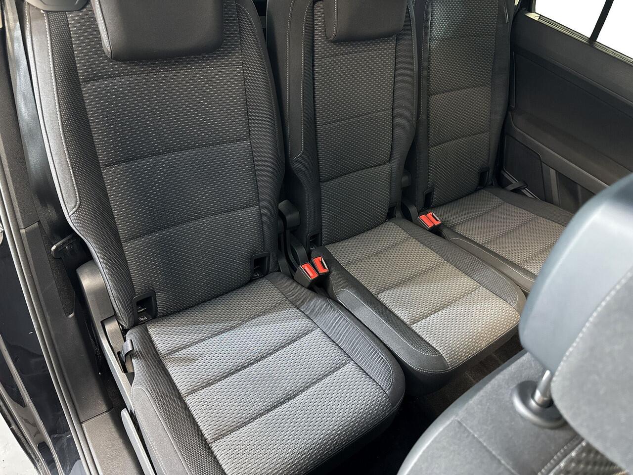 Volkswagen TOURAN 1.5 TSI 150pk Highline 7p / Panoramaschuif-kanteldak / 17inch / Voorstoelen verwarmbaar / App-Connect /Achteruitrijcamera