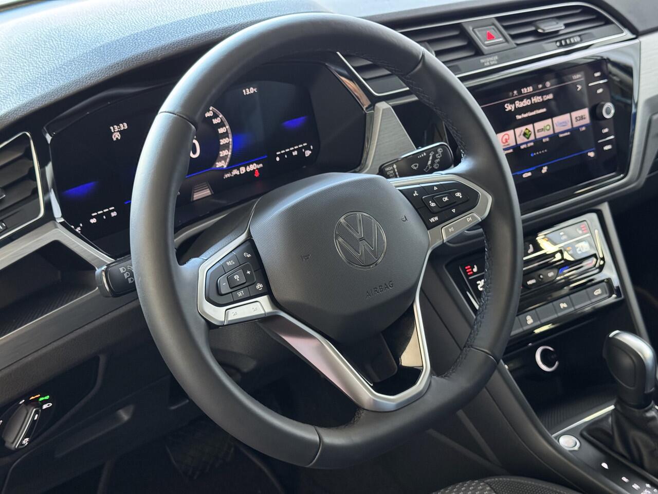 Volkswagen TOURAN 1.5 TSI 150PK 7P CARPLAY NAVI CAMERA LED ELEK.KLEP VIR.COCKPIT DODE.HOEK DET. STOELVERW KEYLESS 7P 7PERS 10/2024 ?Top Auto's Wijchen , 30 Jaar Specialist in Volkswagen : Alle Type's : R-Line Edition / Style / First Edition / Highline / Life , Zowel PHEV 